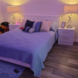QUEEN SIZE BED AND TWO NIGHTSTANDS  ( MATTRESS NOT INCLUDED) 🆕️ 