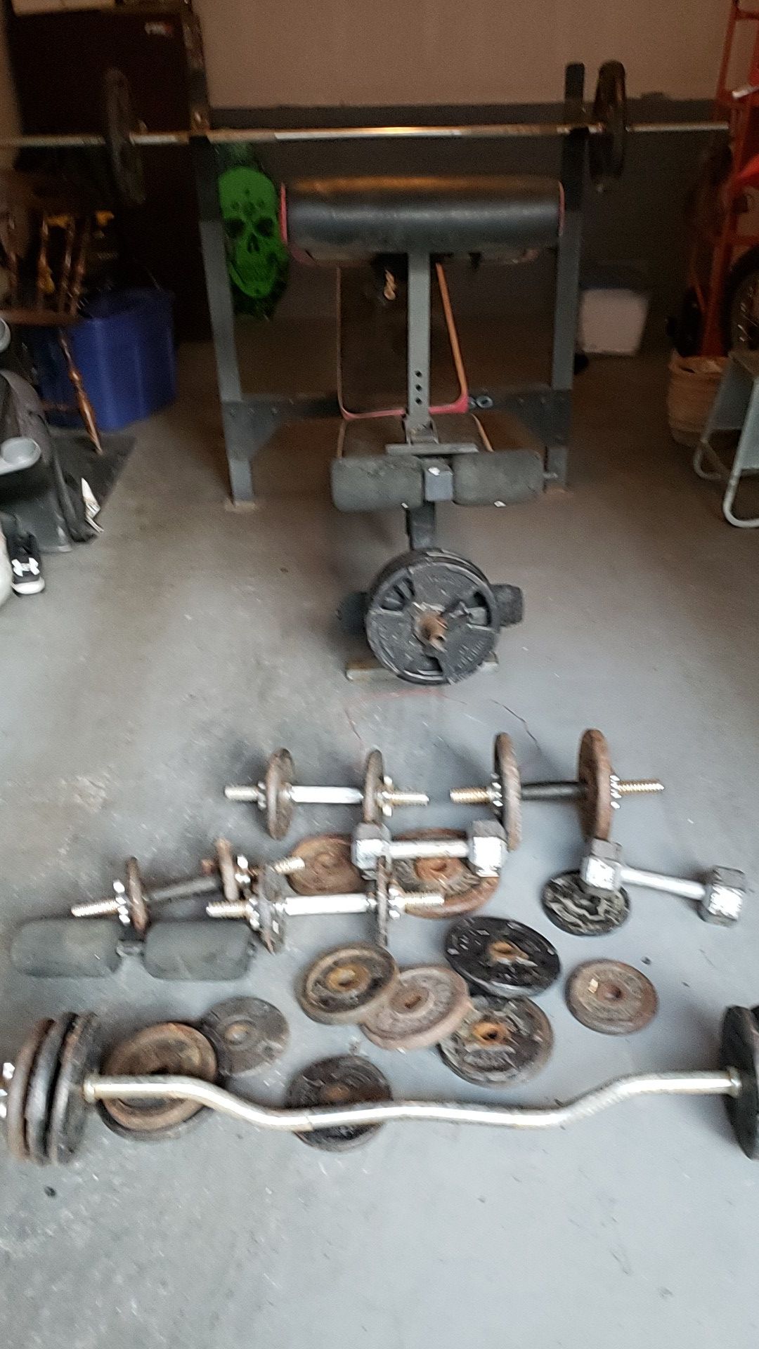 Good weight bench with curl bar and dun bells