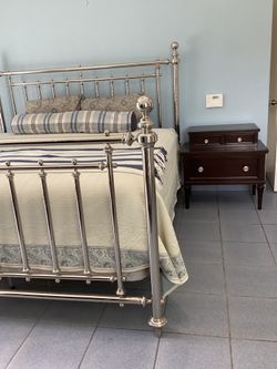 New Martha Stewart Signature with Bernhardt king size bedroom set.