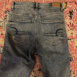4 Pairs Of American Eagle Jeans And 1 Pair Of Hollister Mom Jeans , 
