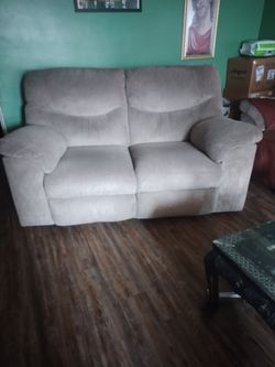 Loveseat Nuevo