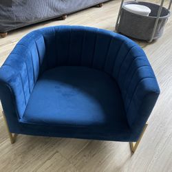 Dog or Cat Lounge Blue Velvet. In great Condition. Like New