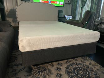 CAMA FULL SZ CABECERA DE TELA ACOLCHADA GRIS CON MARCO DE METAL BOX SPRING Y COLCHÓN MEMORY FOAM USADA BUENA CONDICIÓN 