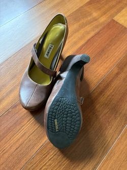 Steve Madden Women's Black and Tan Clogs - Size 6.5