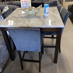 Stunning Dining Set ✨💛 Easy Financing Available ✨🖤 Free Delivery 🚚 