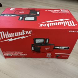 Milwaukee 3000 Light Charger
