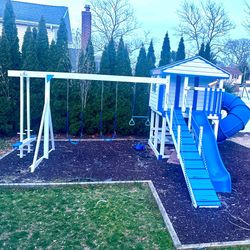 Backyard Discovery Playset! Great condition 