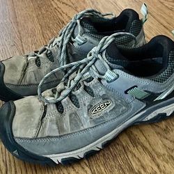 WOMENS KEEN HIKING SHOES