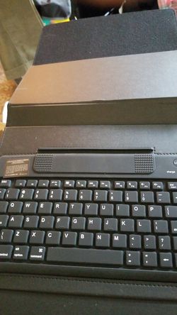 BRAND NEW IPAD BLUETOOTH KEYBOARD AND CASE