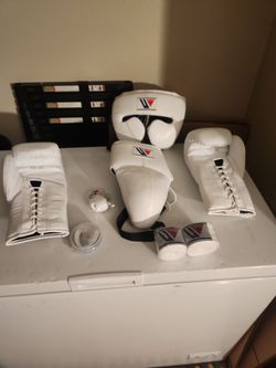 A complete  boxing set  with Free  hand wraps