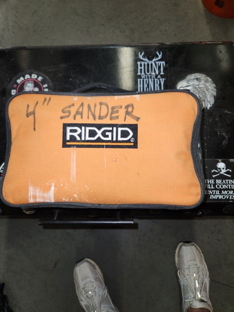 Ridgid 4" Square Sander & Extra Sanding Pads