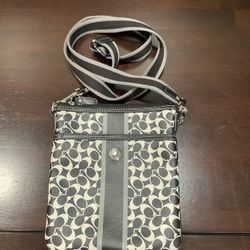 COACH BLACK AND WHITE C LOGO CROSSBODY SWINGPACK