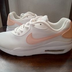 Like New Nike Air Max Size 6 Women $35