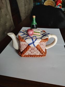 Vintage 90s picnic basket wine food tea pot