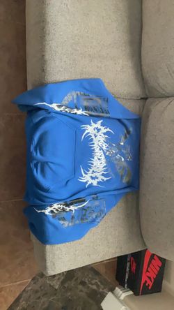 Blue eyes white ghost hoodie size large but runs medium