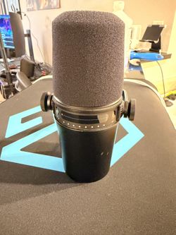 Shure MV7 Premium Streaming/Podcast Mic (No Cables)