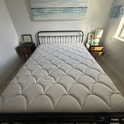 Queen Bedroom Set: frame/nighstands/sheets