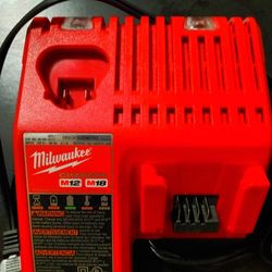 MILWAUKEE M18/M12 CHARGER (NEW)