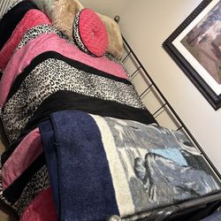 Black Vintage Daybed With Trundle Bed Heavy Metal Frame.