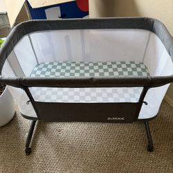 AMKE Bedside Bassinet – Great Condition