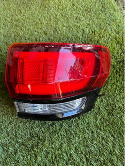 2015 Jeep Grand Cherokee Passenger/ Right Side Tail light