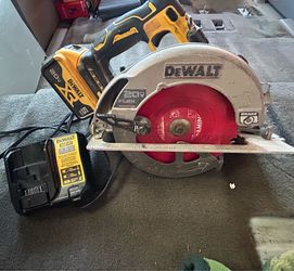 DeWalt 20V Max 7-1/4" Brushless Cordless Circular Saw W/ Flexvolt battery and charger