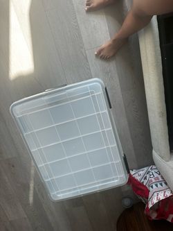 Plastic storage bin