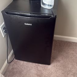 Mini fridge 