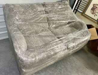 Like-New Waco Loveseat from Rooms-To-Go