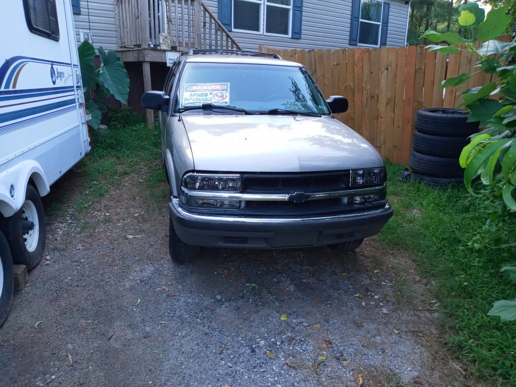 2001 CHEVY Blazer clean and clear title...