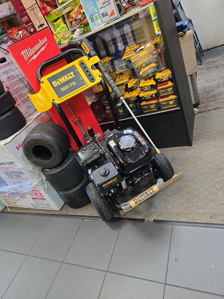 COMPLETE 3600psi DeWalt Pressure Washer With Honda Motor, New, Financing Available 