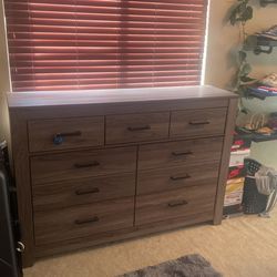 Very beautiful dresser. Cash or paypal
