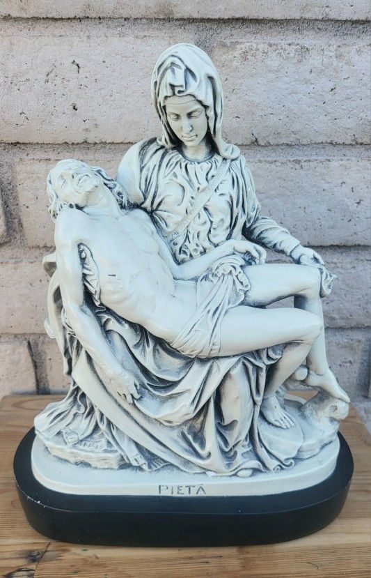 Beautiful Vintage Chalkware Statue Michaelangelo's Pieta By Marwal Ind. Inc. Approx. 15" x 12" x 7"