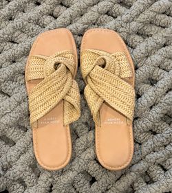 Memory Foam Women’s Size 7 Nude Sandals