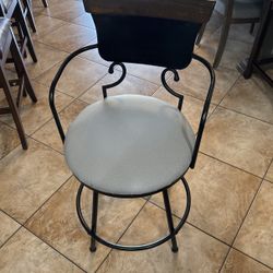 4 Bar Stools 
