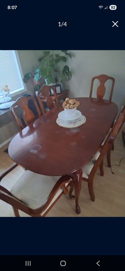 Free dining table / 6 chairs