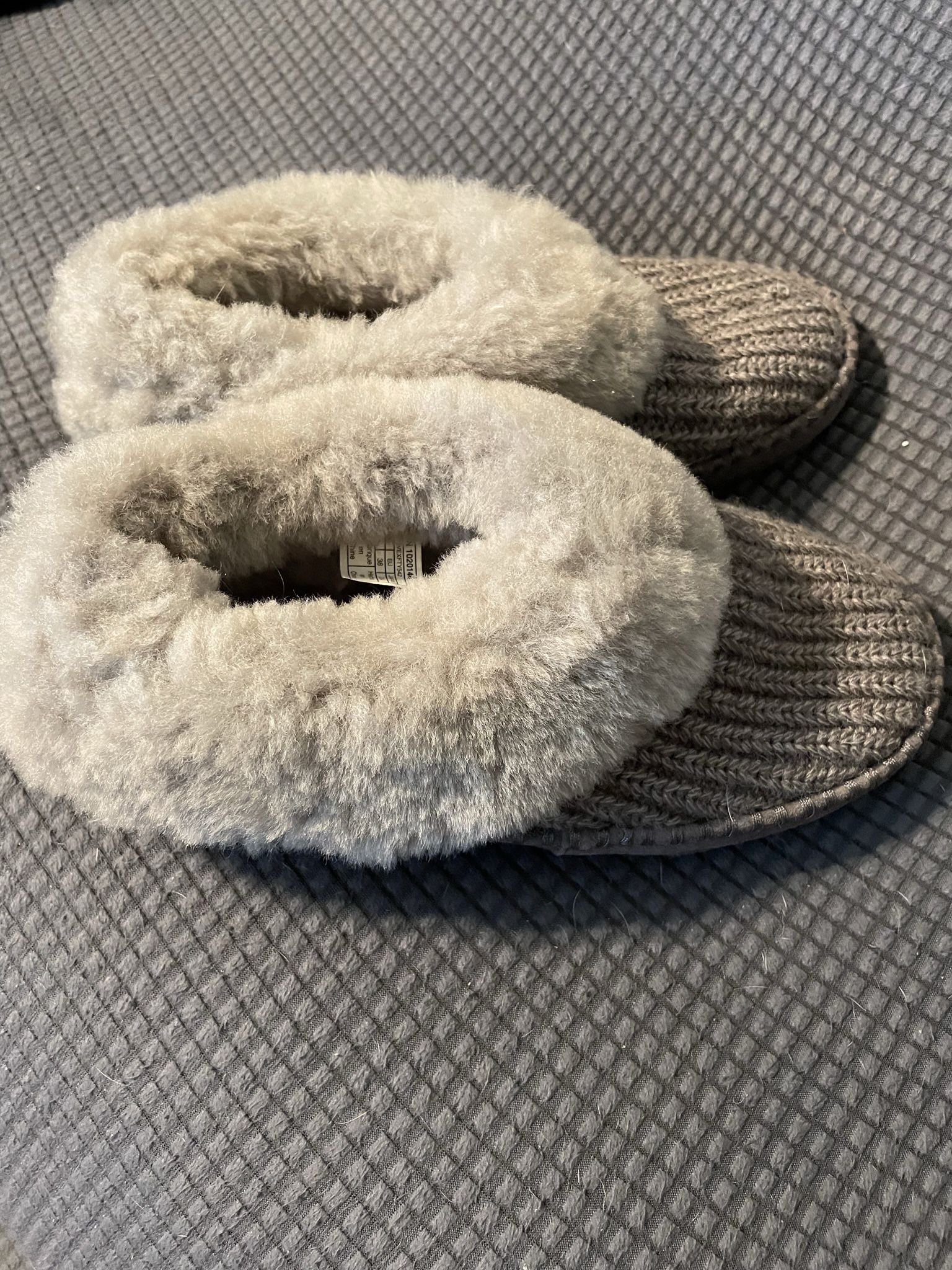 New Womens UGGS Slippers Size 7