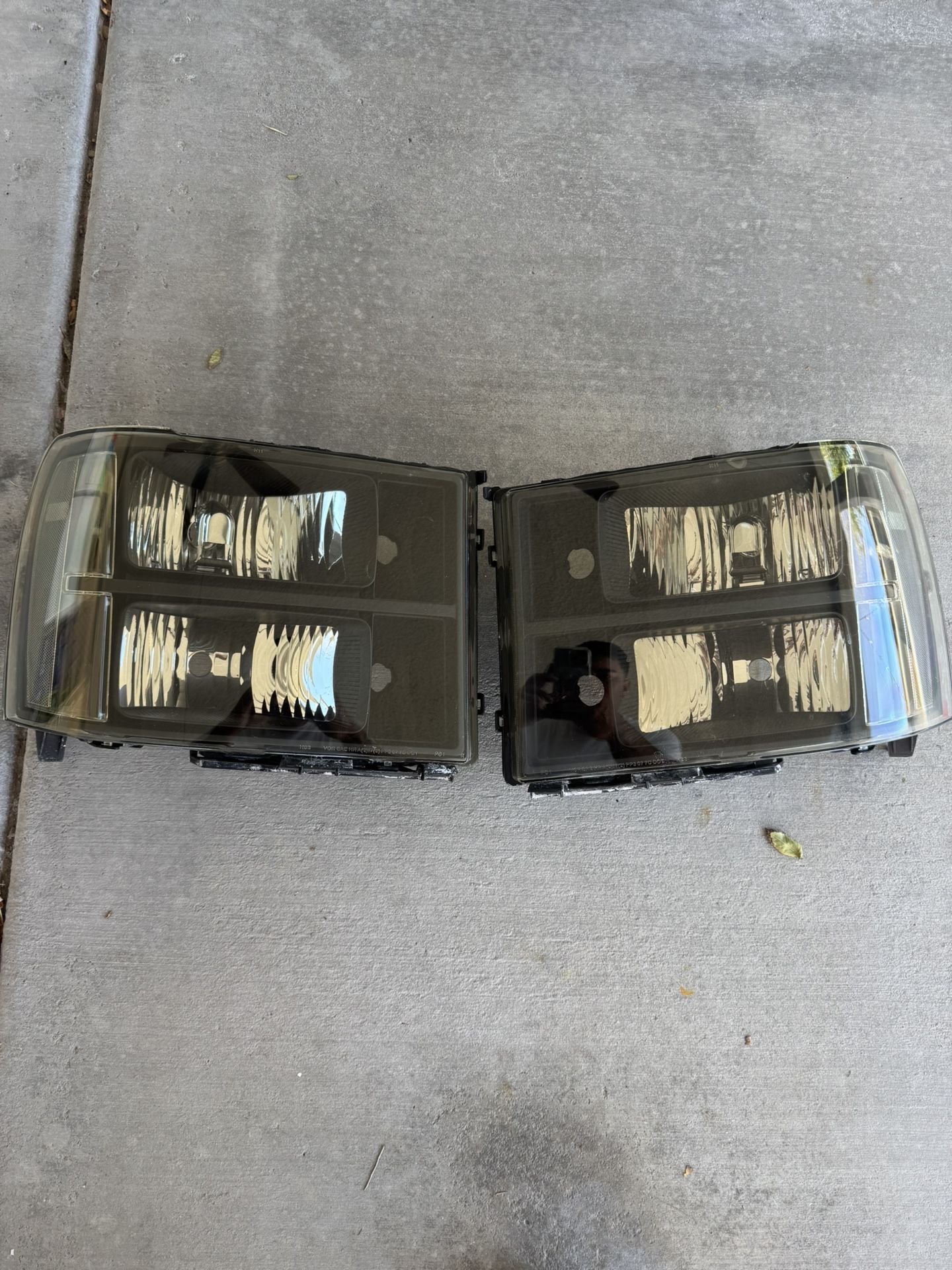 2007 GMC Sierra Headlights
