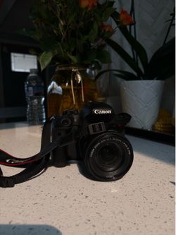 Canon eos t7i camera