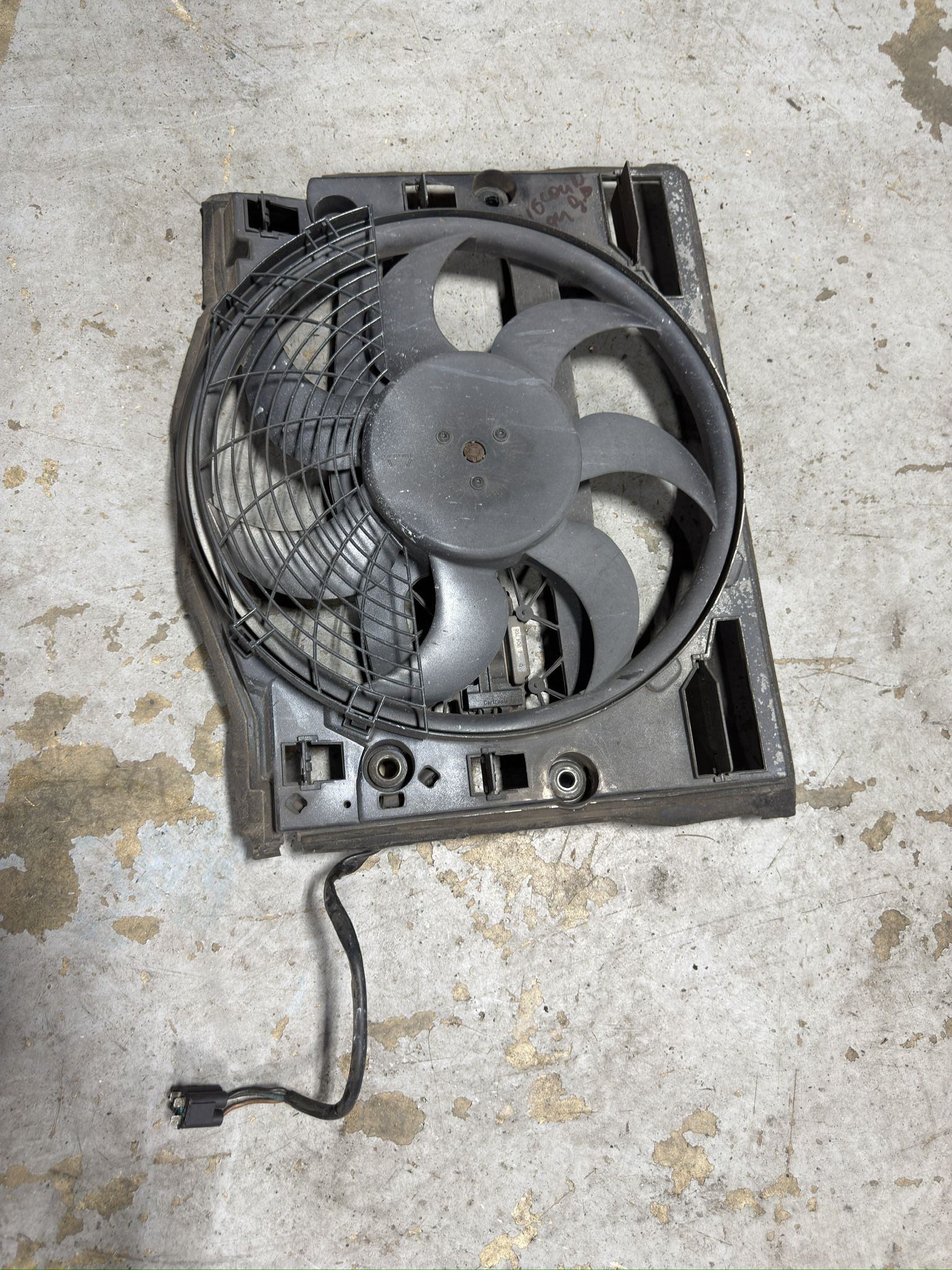 A/C Condenser Fan For 2001-2006 BMW 330i 3-Series E46 Coupe Body Single Fan
