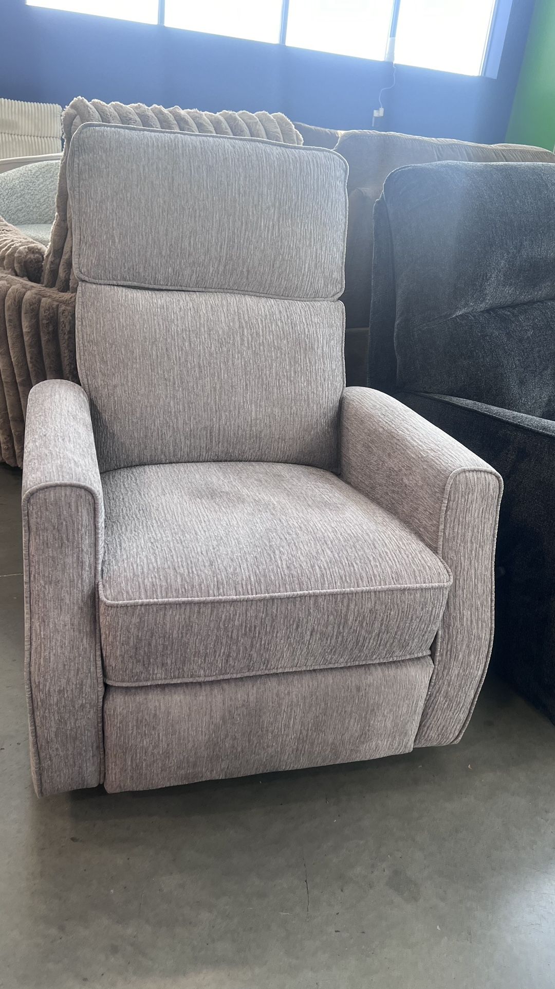 CLEARING OUT!!! New Recliners 30-70% Off Retail!!