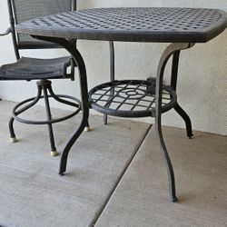 Outdoor Patio Table with 4 Matching Chairs