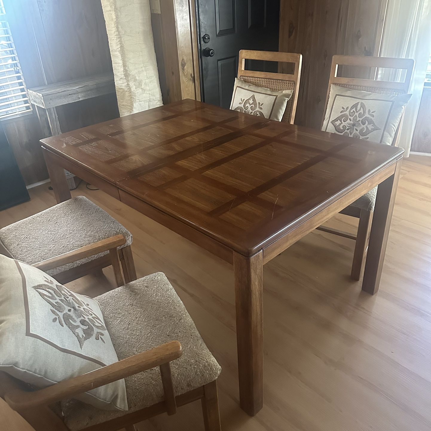 Dining Table (extending) & 4 Chairs 