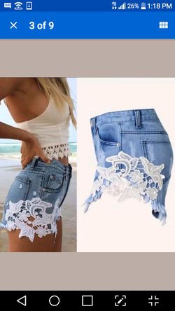 High waisted Denim shorts with floral lace Decor