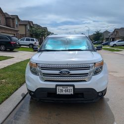 White SUV Ford Explorer XLT