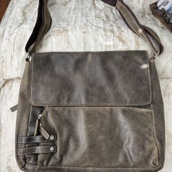 BELLINO WARNER BROTHERS (WB) EMBOSSED LEATHER MESSENGER BAG EXCELLENT CONDITION