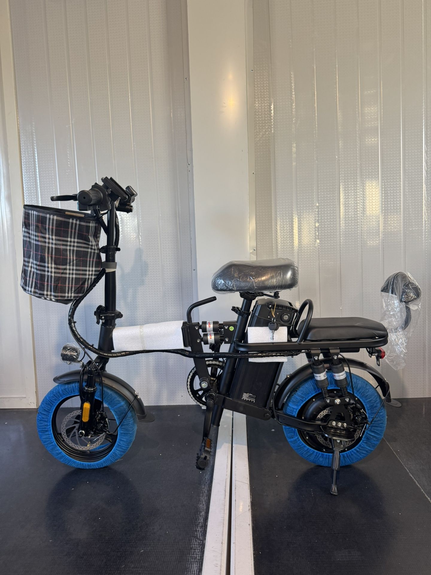 Folding electric bicycle