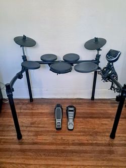 Alesis DM6 Drum Kit + Rack & Stands & Pedals