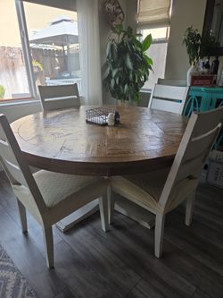 Round dining table