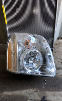 brand new 07 gmc yukon passanger side headlight